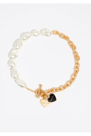 collar en forma de corazón con cadena y perlas