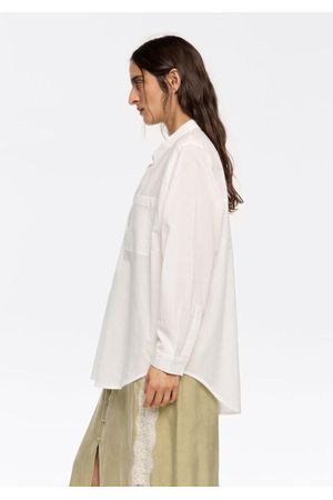 camisa con logo bordado