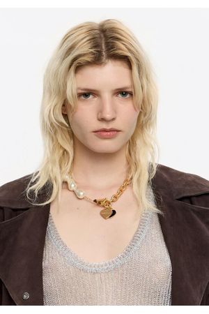 collar en forma de corazón con cadena y perlas