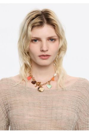 collar en forma de corazón con cadena y perlas