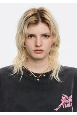 collar en forma de corazón con cadena y perlas