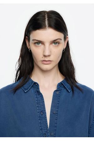 zarcillos de aro con logo y cristales multicolores