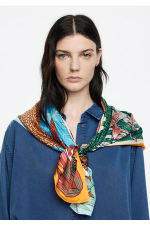 pañuelo con estampado de animales y vegetación