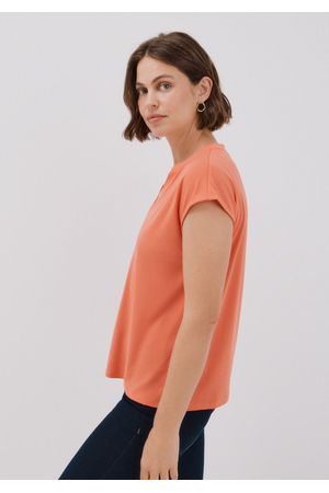 Camiseta básica cuello mao desmentido